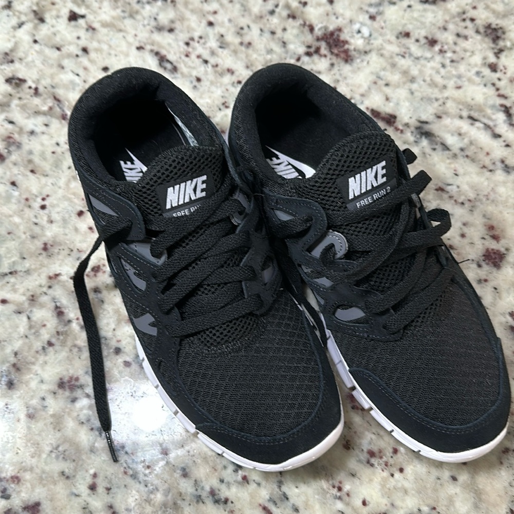 Black size 8.5 Brand New Mens Nike Free Run 2